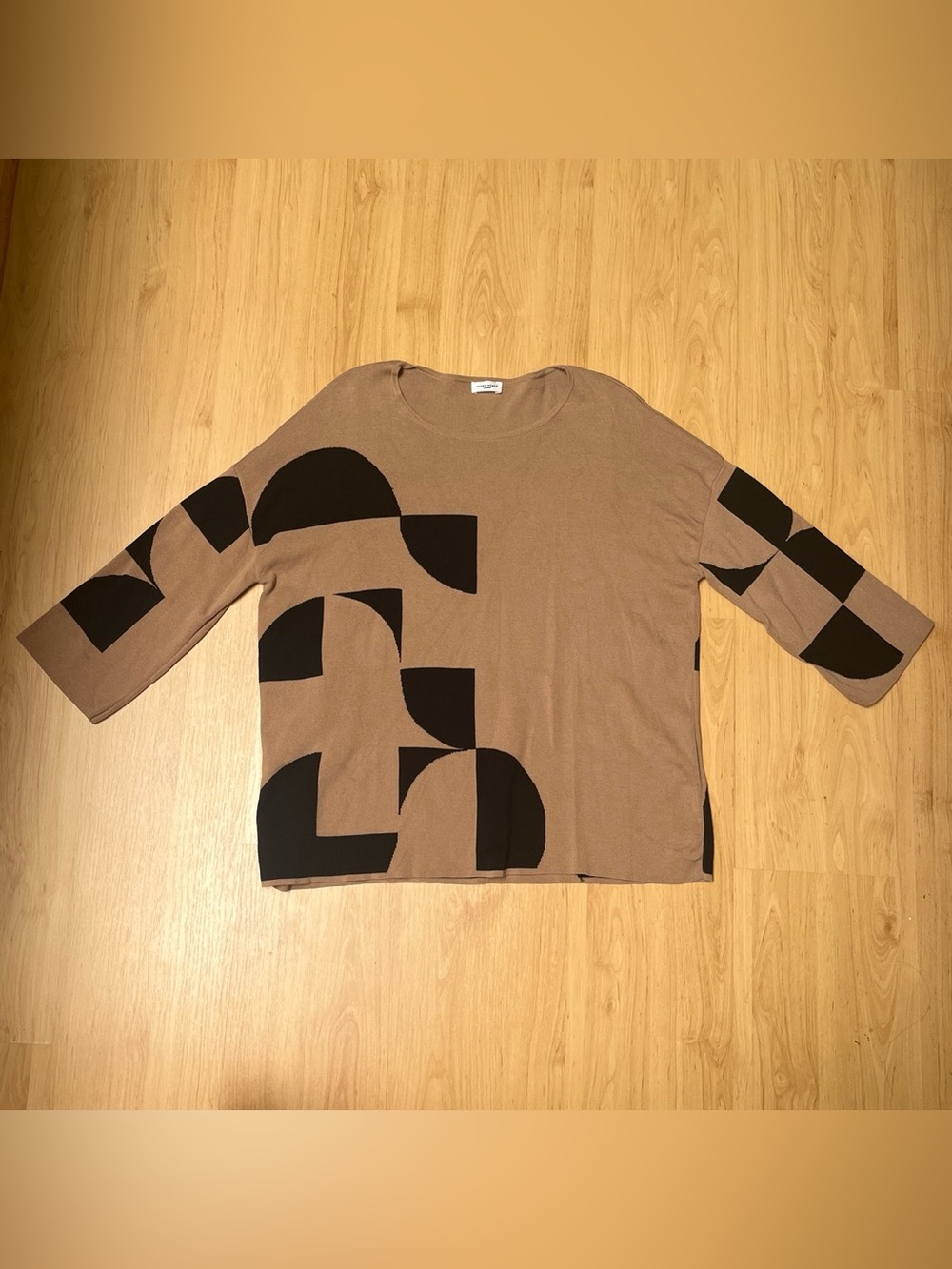 Brown and black geometric pattern print top with 3/4 sleeves